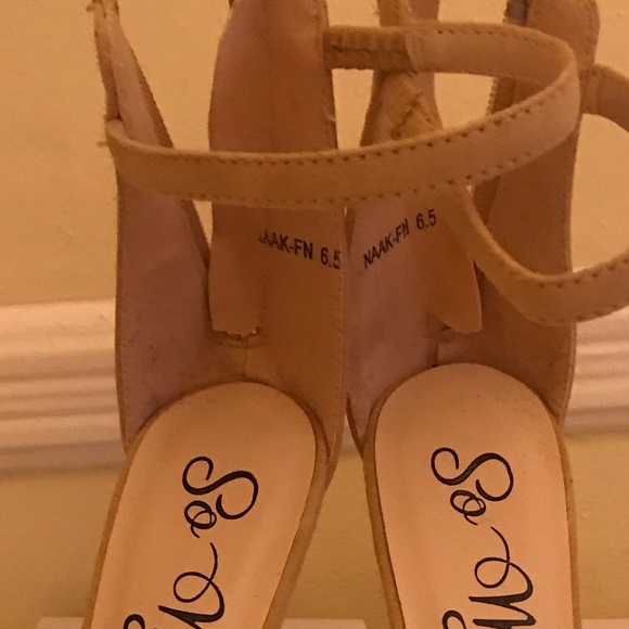 Beige sandals - Picture 2 of 3